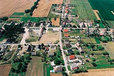 Blick auf die Thälmann-Siedlung in der Ziltendorfer Niederung. Dank eines enormen Hilfsprogamms herrscht ein Jahr später wieder weitgehende Normalität.