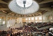 Blick in den Plenarsaal des Bundestages im Berliner Reichstagsgebäude während der Eröffnungsrede von Bundestagspräsident Wolfgang Thierse am 19.04.1999. Mit der offiziellen Rede wurde das historische Bauwerk an den Deutschen Bundestag übergeben.