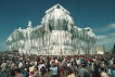 Rund um den Verhüllten Reichstag drängten sich zahlreiche Besucher, um das Werk des amerikanischen Verpackungskünstlers Christo zu sehen.