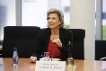 Dagmar Wöhrl sitzend im Ausschusssaal mit einer Hand am Tischmikrofon