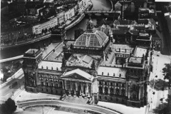 Foto: Historische Luftaufnahme des Westportals des Reichstagsgebäudes aus dem Jahre 1928