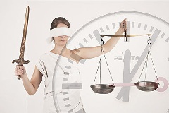 Justitia und Uhr