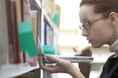 Junge Frau in Bibliothek