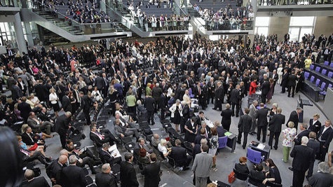 Die Bundesversammlung tritt im Plenum des Reichstagsgebäudes zusammen.