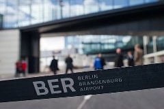 Schriftzug BER Berlin Brandenburg Airport auf einer Absperrung am neuen Hauptstadtflughafen Berlin-Brandenburg