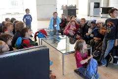 Kinder warten auf die Führung durch den Bundestag