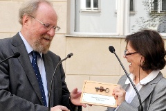 Rita Ruoff-Breuer übergibt den Schlüssel an Wolfgang Thierse