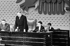 Hermann Ehlers (Mitte), Präsident des Deutschen Bundestages, während der Konstituierenden Sitzung im Präsidium des Bundestages im jahr 1953.