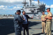 Hellmut Königshaus (Mitte) an Bord der USS Bataan