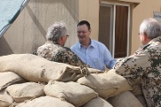 Hellmut Königshaus im Gespräch mit dem Militärpfarrer im Camp QASABA in Kabul