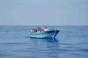 Flüchtlinge aus Afrika auf dem Weg über das Mittelmeer in die EU