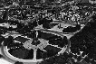 Blick auf Siegessäule, Bismarck-Denkmal, Reichstagsgebäude und Spree, Luftaufnahme, um 1928. Sammelbild aus der Serie: "Zeppelin- Weltfahrten", Nr.1