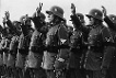 Soldaten der Reichswehr werden am 2. August 1934 auf Hitler vereidigt: Die erste Vereidigung auf die Person Hitlers erfolgte noch am Sterbetag von Reichspräsident Paul von Hindenburg. Am linken Oberarm trugen die Soldaten Trauerflor.