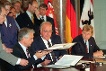 Bundeskanzler Helmut Kohl (M), Brandenburgs Regierungschef Manfred Stolpe (l, SPD) und Berlins Oberbürgermeister Eberhard Diepgen (r) unterzeichnen am 25. August 1992 in Berlin den Hauptstadtvertrag