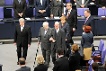 Daniil Granin betritt unterhakt bei Norbert Lammert und mit der rechten Hand auf einen Stock gestützt den Plenarsaal. Links daneben Gauck, dahinter Merkel, Vosskuhle und Weil.