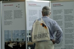 Besucher einer Ausstellung im Deutschen Bundestag