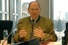 Klaus Brähmig, CDU/CSU, Vorsitzender des Ausschusses für Tourismus des Deutschen Bundestages eröffnet die öffentliche Anhörung.