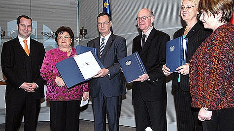 Wehrbeauftragter Königshaus übergibt Jahresbericht 2010