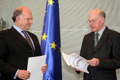 Peter Schaar (links), Bundesbeauftragter für den Datenschutz, bei der Übergabe des Datenschutzberichts für die Jahre 2009 und 2010 an Bundestagspräsident Prof. Dr. Norbert Lammert (rechts)