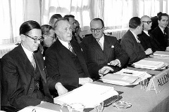 Bundeskanzler Adenauer ist am 2. Mai 1951 feierlich als gleichberechtigtes Mitglied in die Sitzung des Ministerausschusses des Europarates eingeführt worden.