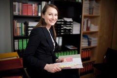 Die IPS-Stipendiatin Frau Rozalska im Büro des Abgeordneten.