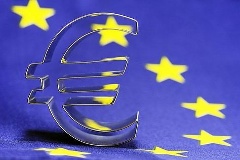 Eurozeichen auf EU-Fahne