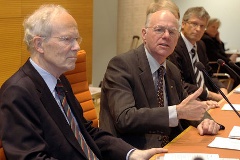 Bundestagspräsident Lammert (re.) und Edzard Schmidt-Jortzig (li.)
