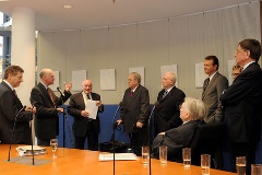 Bundestagspräsident Lammert und Ernst Hinsken enthüllen die Galerie der ehemaligen Vorsitzenden des Ausschusses für Wirtschaft und Technologie. darunter: Lothar Haase, Dr. Heinz Riesenhuber, Fiedhelm Ost und Eduard Oswald.