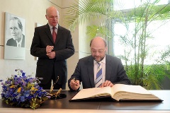 Martin Schulz trägt sich in das gästebuch des Bundestages ein; im Hintergrund Bundestagspräsident Norbert Lammert