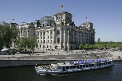 Reichstagsgebäude von der Spree aus