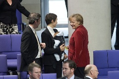 Judith Skudelny, FDP, mit ihrem Baby, (li.), und Bundeskanzlerin Dr. Angela Merkel (re.) im Plenarsaal