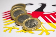 Bundesadler in Nationalfarben unter Euromünzen