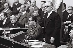 Bundestagspräsident Kai-Uwe von Hassel (stehend) gab am 22. September 1972 das Ergebnis der von Bundeskanzler Willy Brandt gestellten Vertraunsfrage bekannt.