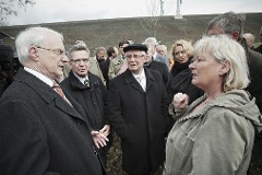 Abgeordnete Günter Baumann, Thomas de Maizière, Klaus Hagemann, Caren Lay im Gespräch mit Anwohnern (rechts)