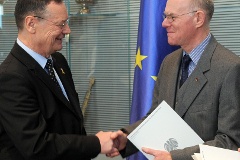 Der Wehrbeauftragte Hellmut Königshaus hatte seinen Jahresbericht 2012 am 29. Januar an Bundestagspräsident Norbert Lammert (rechts) übergeben.