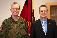 Der Wehrbeauftragte mit dem Stellvertretender Bataillonskommandeur Major Ingo Blumenauer.