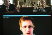 Edward Snowden als Teilnehmer einer Diskussion im Europarat in Straßburg mithilfe einer Videoschaltung