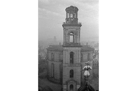 Die Ruine der Frankfurter Paulskirche, aufgenommen am 17.01.1947. Das historische Bauwerk, in dem 1848 die deutsche Nationalversammlung tagte, sollte zur 100-Jahr-Feier des historisch bedeutenden Datums wieder aufgebaut werden.