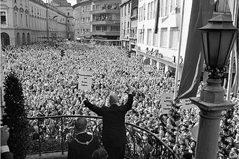 Der französische Staatspräsident Charles de Gaulle spricht auf dem Bonner Marktplatz zu einer riesigen Menschenmenge: Der begeisterte Empfang für de Gaulle zeugte von großer Zustimmung zur deutsch-französischen Aussöhnung.