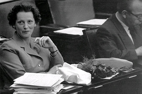 Die SPD-Abgeordnete Annemarie Renger am 07.10.1954 im Plenum des Deutschen Bundestages in Bonn.