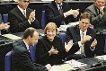 Angela Merkel, Vorsitzende der CDU, im Gespräch mit Friedrich Merz, CDU/CSU-Fraktionsvorsitzender (l.) und Michael Glos, Stellvertretender CDU/CSU-Fraktionsvorsitzender (r.).