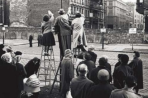 20.10.1961: West-Berliner winken in der Bernauer Straße ihren Familienangehörigen hinter der Mauer in Berlin-Ost zu. (Mauerbau)