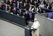 Papst hinter Rednerpult