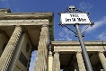 Straßenschild 'Platz des 18. März' vor dem Brandenburger Tor in Berlin