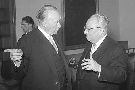 Adenauer im Gespräch mit Ollenhauer mit Zigarre im Palais Schaumburg