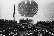 Bundeskanzler Konrad Adenauer bei seiner Regierungserklärung vor dem Bundestag am 20. Oktober 1953.