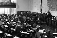 Plenarsaal des Deutschen Bundestages 1957, Klick vergrößert Bild