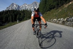 Rennradfahrer in den Alpen