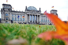 Reichstagsgebäude und Platz der Republik im Herbst