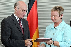 Übergabe des Petitionsberichts 2010 an bundestagspräsident Lammert durch Kerstin Steinke